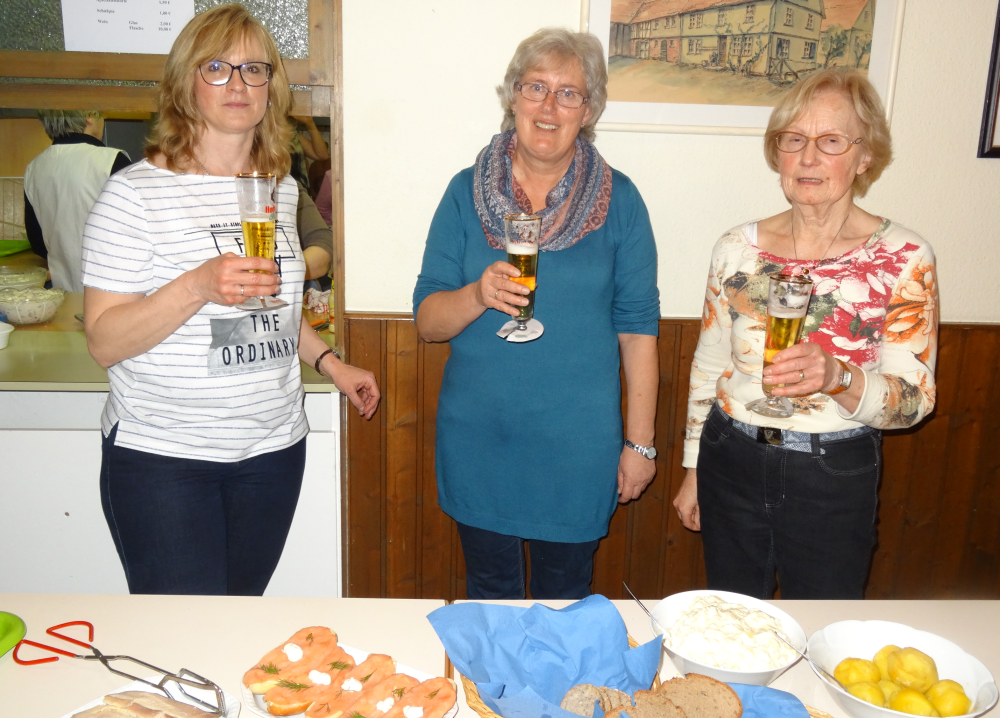 Chormitglieder mit Fischgerichten und Getränken